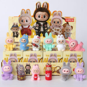 Monster Adventskalender med ihåliga Joy-berlocker, nyckelringar och miniatyrfigurer, 12 överrasknings-blindboxar med trendiga leksaker, Fashion Dolls Edition